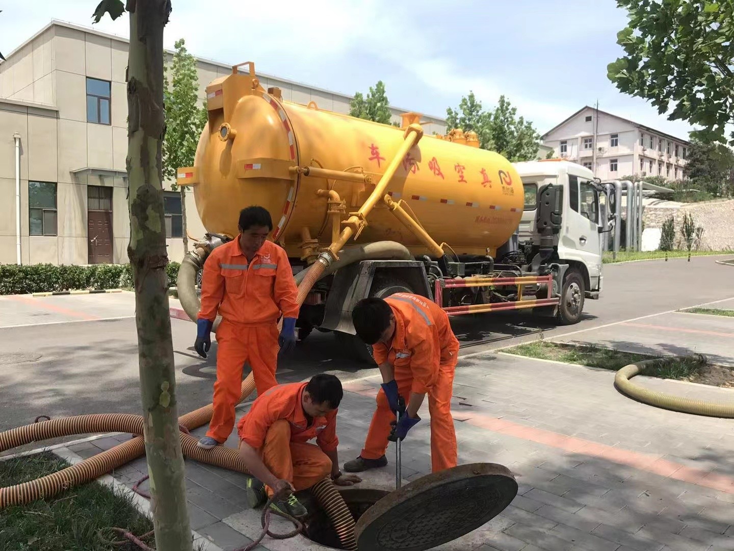 潮安管道疏通车停在窨井附近