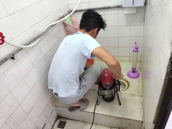 潮安管道堵塞冒臭气 专业师傅现场解决问题